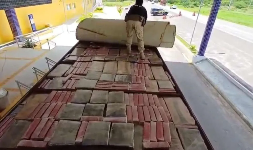PRF apreende quase 2 toneladas de maconha escondidas em teto de caminhão na divisa de Pernambuco