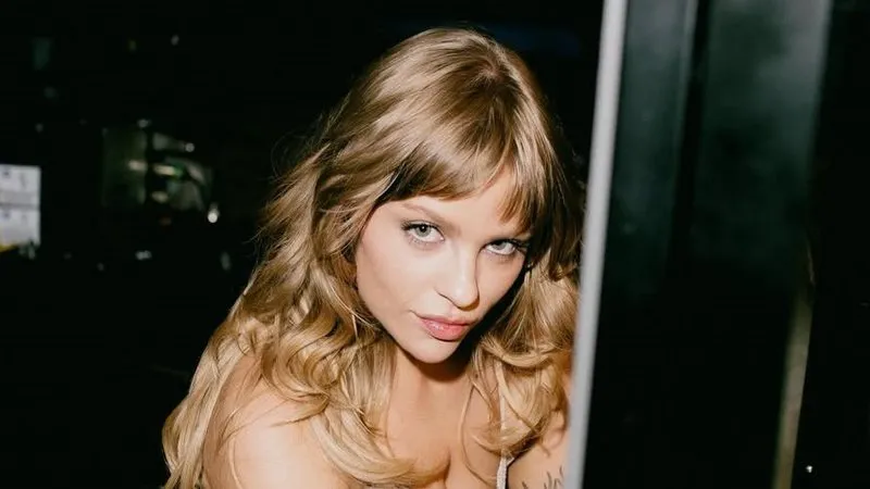 Luísa Sonza gera alvoroço na web ao surgir “deitada no colo do demônio” e com partes íntimas à mostra; veja