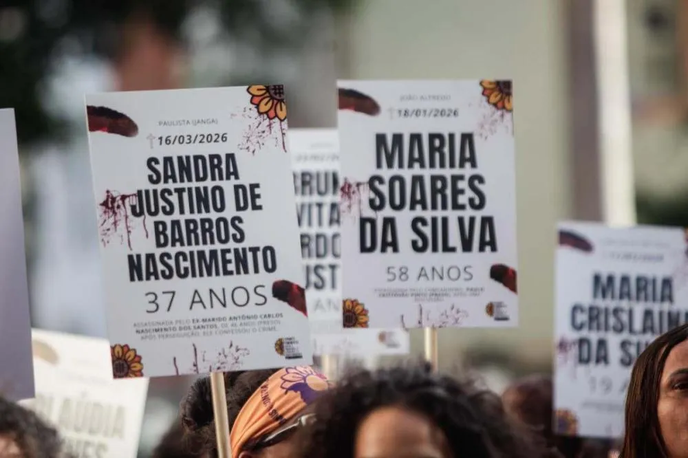 Estampando nomes de 18 vítimas, mulheres se mobilizam contra o feminicídio nas ruas do Recife