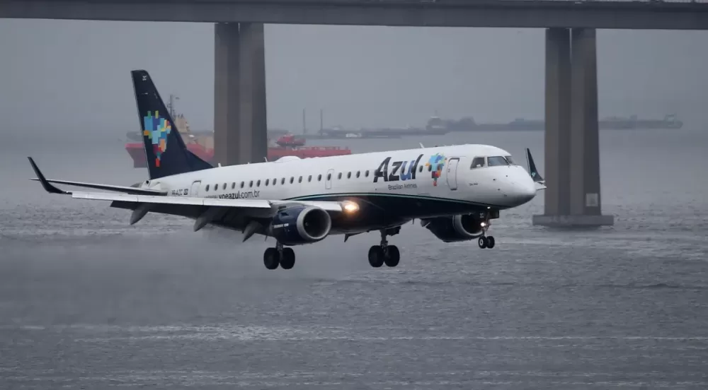 Comissária fica ferida após voo da Azul fazer manobra para evitar colisão.