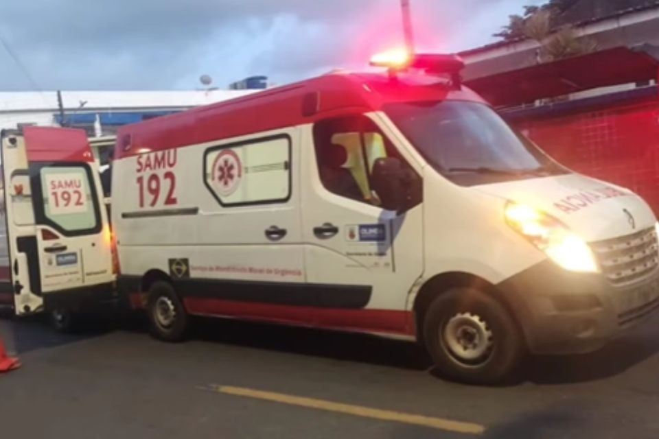 Homem furta ambulância do Samu no Recife e é capturado por moradores.
