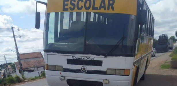 Mulher morre após moto ser atingida por ônibus escolar.