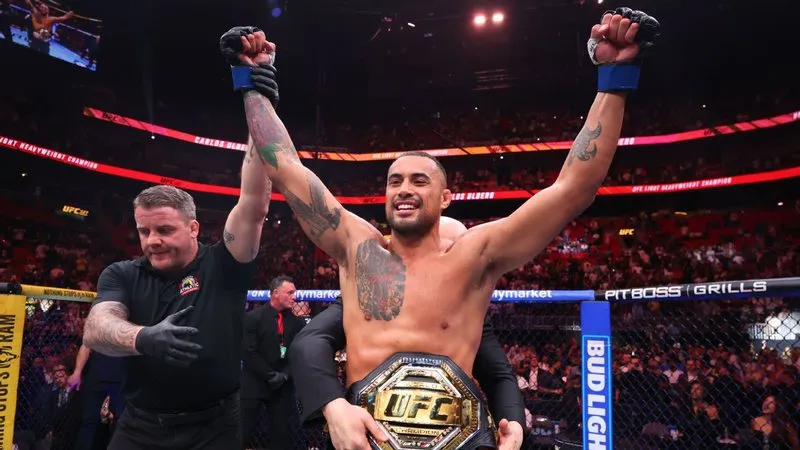 Lutador “estoura” o joelho na luta, mas consegue nocaute inacreditável e conquista cinturão do UFC