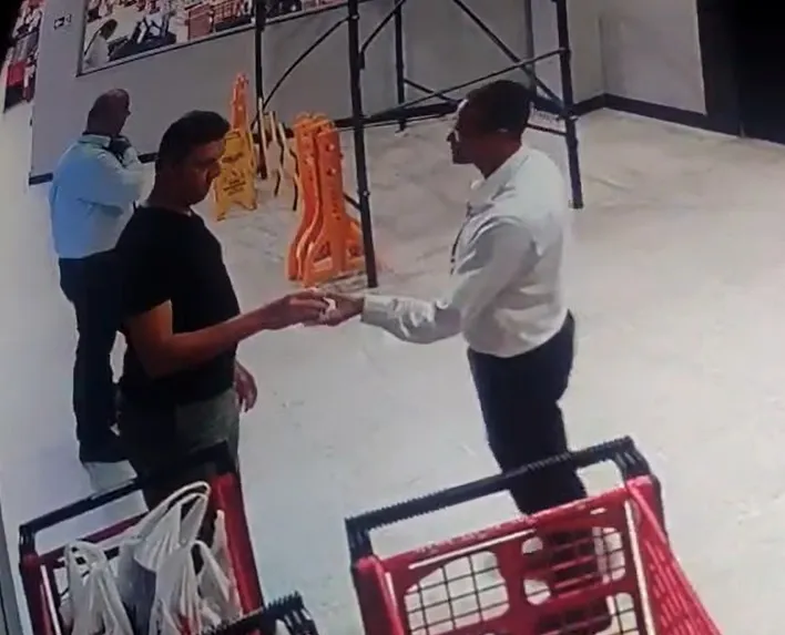 Vídeo: Delegado da PF é filmado furtando supermercado em shopping no Recife