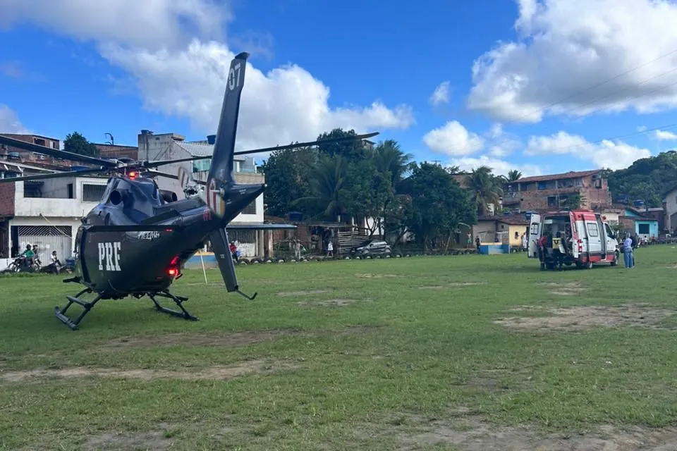 Mulher é socorrida de helicóptero após ser atropelamento por caminhão em Rio Formoso, Mata Sul de Pernambuco.