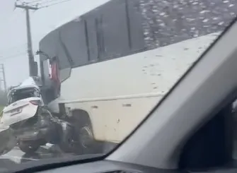 Colisão entre ônibus e carro deixa dois mortos na PE-09, em Ipojuca.