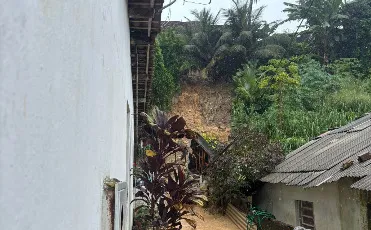 Barreira desliza em Olinda e Defesa Civil interdita quatro casas