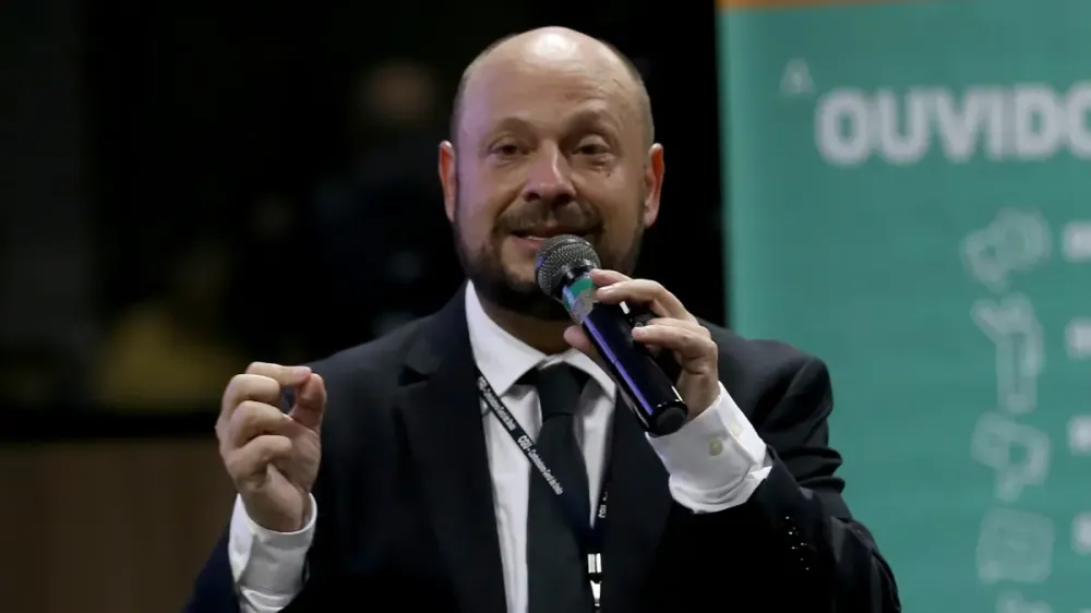 Governo substitui presidente do INSS em cenário de críticas por demora em benefícios