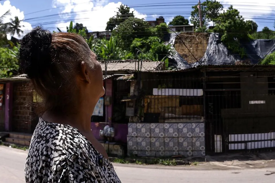 “Há 26 anos, perdi uma filha debaixo desse barro”, diz moradora atingida por deslizamento em Olinda, no domingo (12)