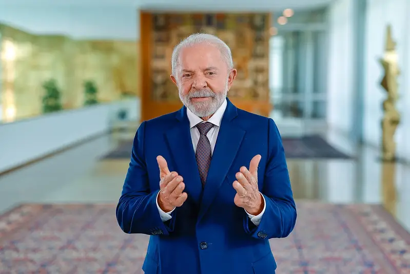 Lula reduz jornada de trabalho de 40 mil terceirizados em meio a debate sobre 6×1.