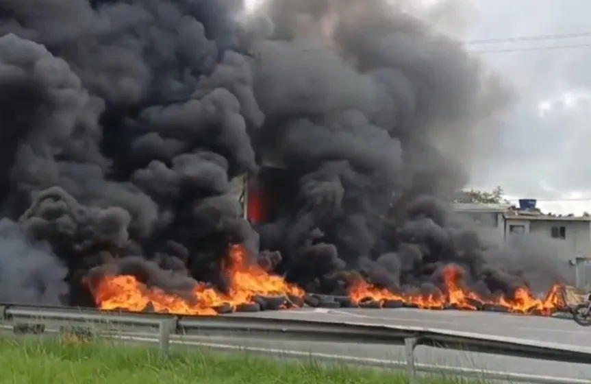Protesto com barricada em chamas fecha trecho da BR-101, no Barro, no Recife