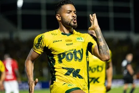 Mirassol pode sofrer punição por reprisar lance polêmico em telão e atrasar saída da arbitragem