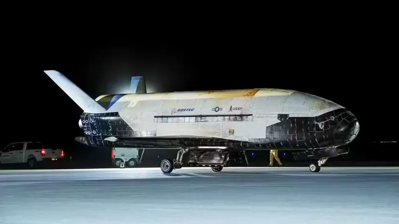 Após quase 500 dias no espaço, ônibus espacial misterioso retorna aos Estados Unidos