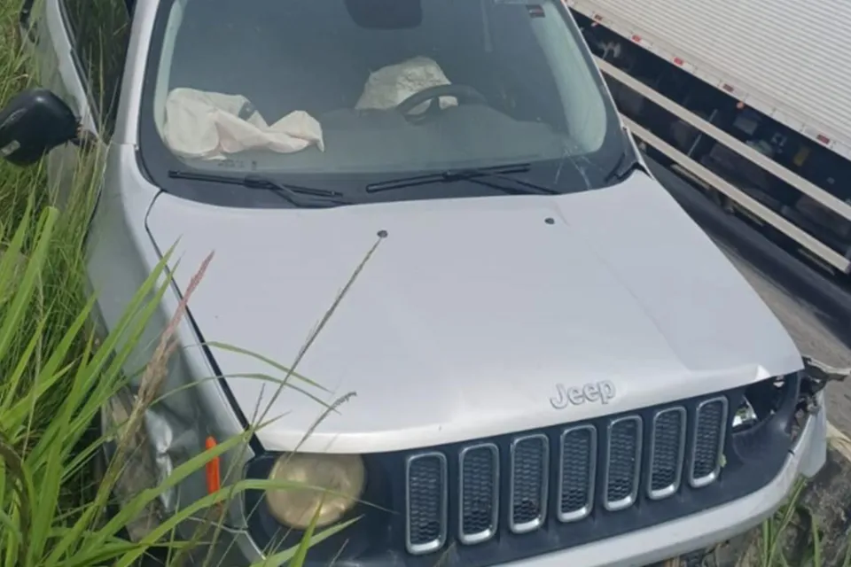 Motorista em fuga bate e abandona carro roubado na BR-232, no Agreste de Pernambuco