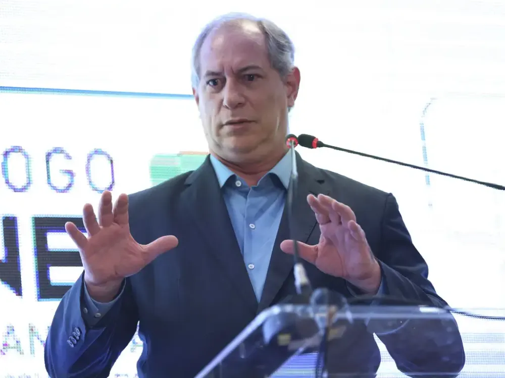 Aécio Neves convida Ciro Gomes a disputar Presidência pelo PSDB em 2026