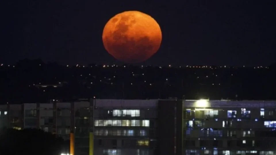 Eclipse lunar conhecido como ‘Lua de Sangue’ será visível no Brasil.