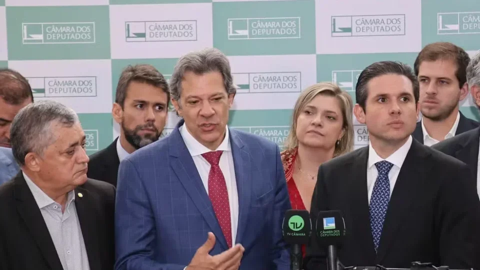 Previdência dos militares tem custo 18,6 vezes maior; Haddad desafia PL a aprovar proposta.
