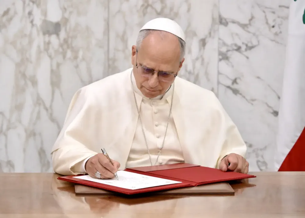 Após ataques de Trump, Papa Leão critica mundo “devastado por tiranos” em Camarões