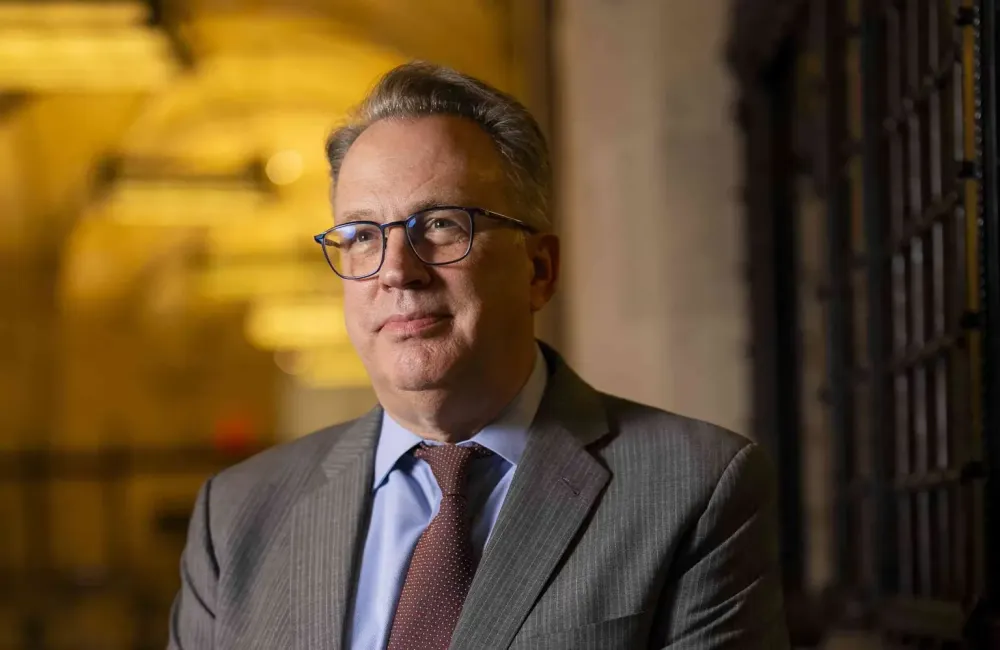 Autoridade do Fed descarta sinalizações sobre juros no momento