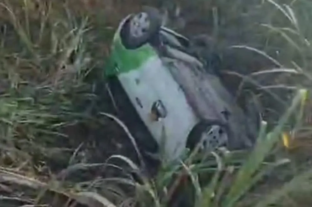 Carro da Prefeitura de Amaraji capota e deixa mulher ferida