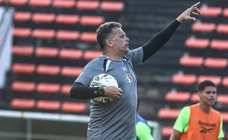 Técnico aposta em “algo positivo” até final semana sobre salários atrasados no Santa