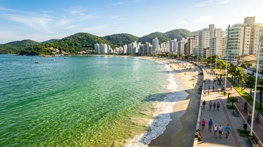 A cidade litorânea com águas verde-esmeralda que cresceu 66% em 12 anos e virou refúgio de quem troca o caos pela orla