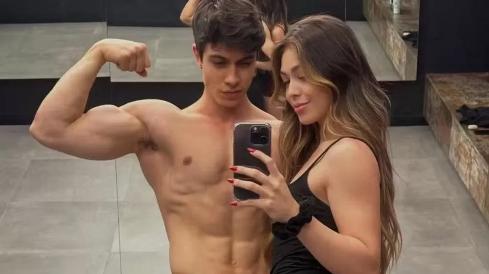 Melody surge com novo namorado fisiculturista dez dias após término com estudante: 'My love'.