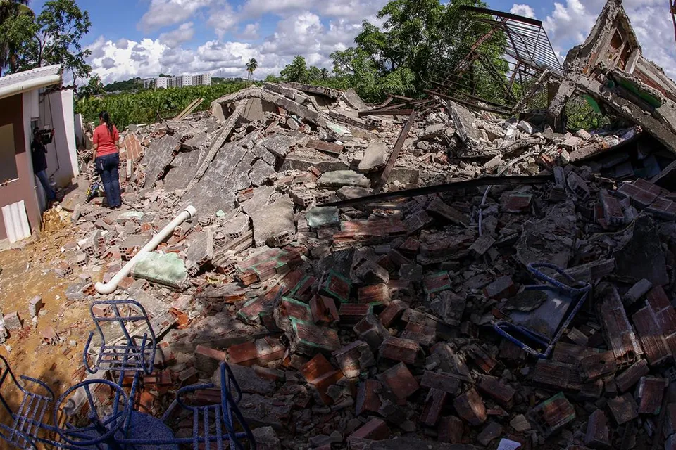 “Parecia uma bomba”, diz vizinha de prédio que desabou nesta quinta (16) em Olinda