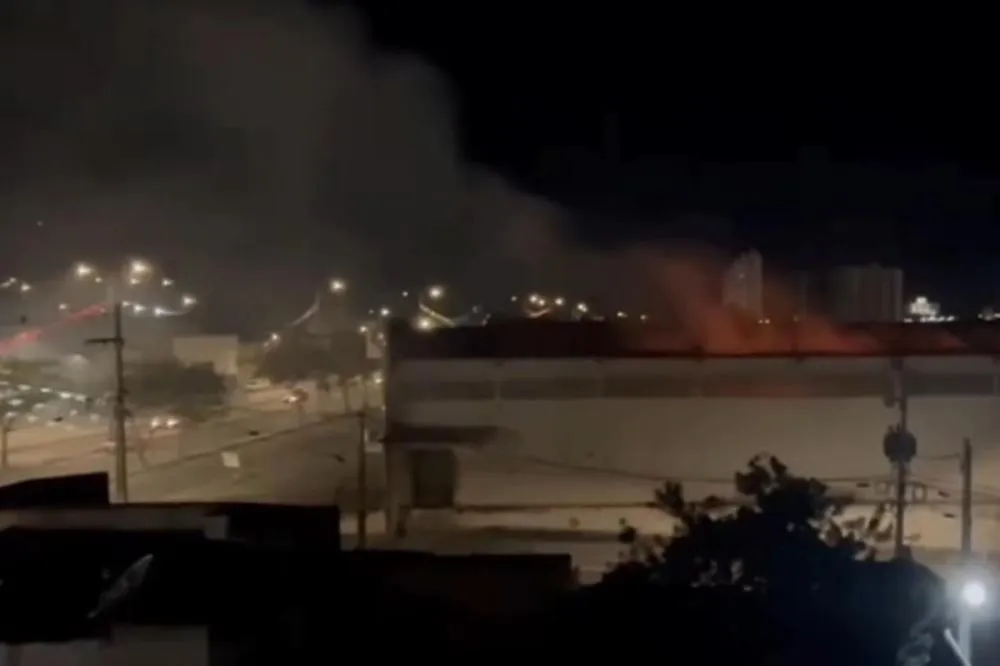 Incêndio volta a atingir galpão em Caruaru um mês após fogo de grandes proporções