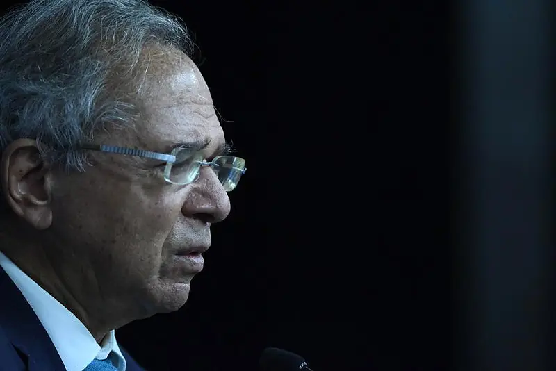 Paulo Guedes critica ‘afrouxamento’ fiscal do governo Lula e nega entrar na política
