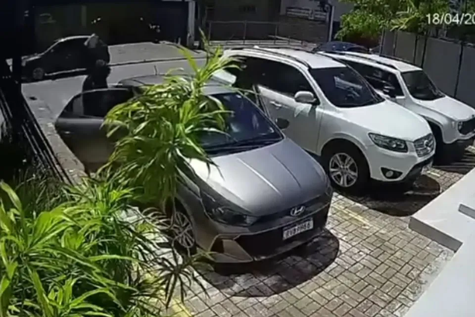 Vídeo: dupla assalta casal com bebê em Boa Viagem, na Zona Sul do Recife.