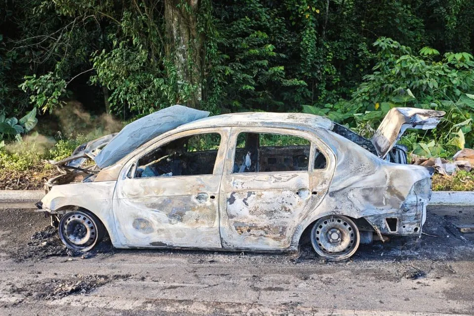 Motorista por aplicativo sofre tentativa de latrocínio e tem carro incendiado na BR-408, no Grande Recife.