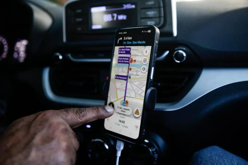 Motoristas de aplicativo traçam estratégias e rotas de sobrevivência para fugir da violência no Recife.