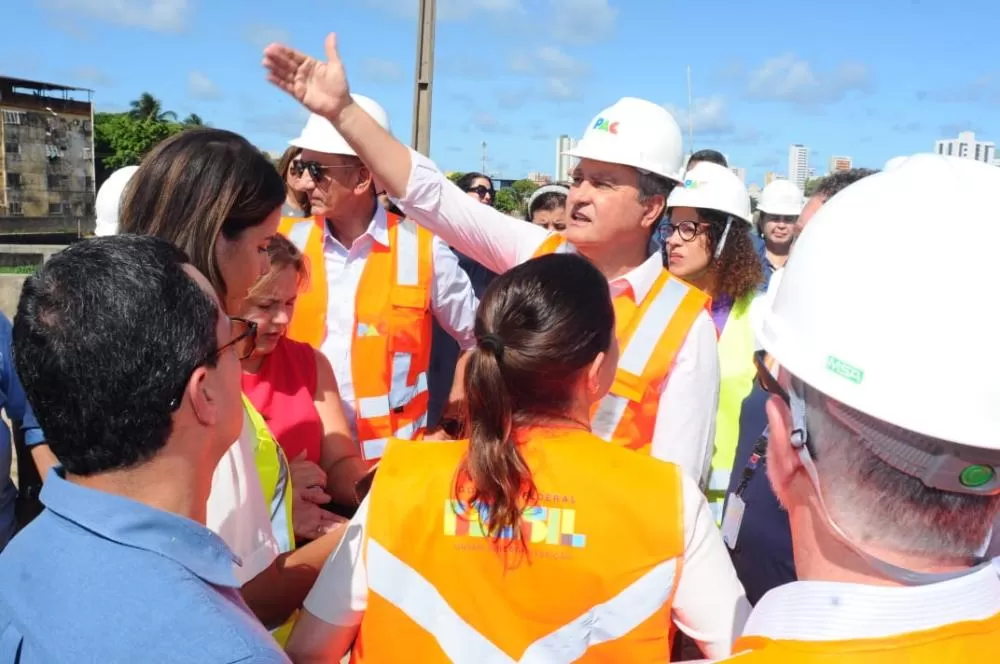 Obra do Canal do Fragoso, em Olinda, recebe vistoria do ministro Rui Costa