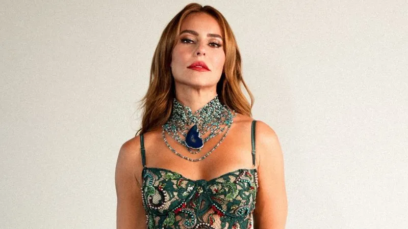 Paolla Oliveira usa roupa transparente, surge coladinha com atriz e quebra tudo em festa de aniversário; veja vídeos.