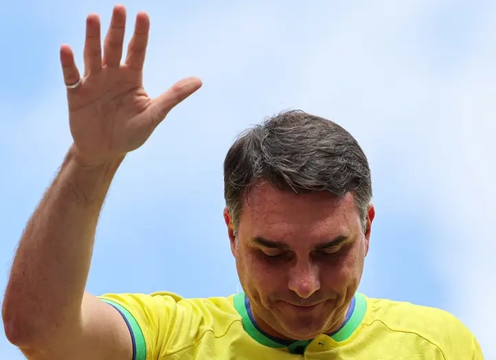 Mulher de Flávio o chama de “moderado” e diz que o “reeducou” em vídeo