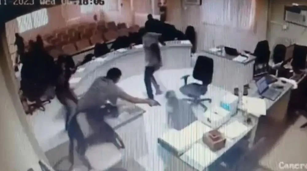 Homem que invadiu júri e atirou em réu acusado de matar seu pai é absolvido