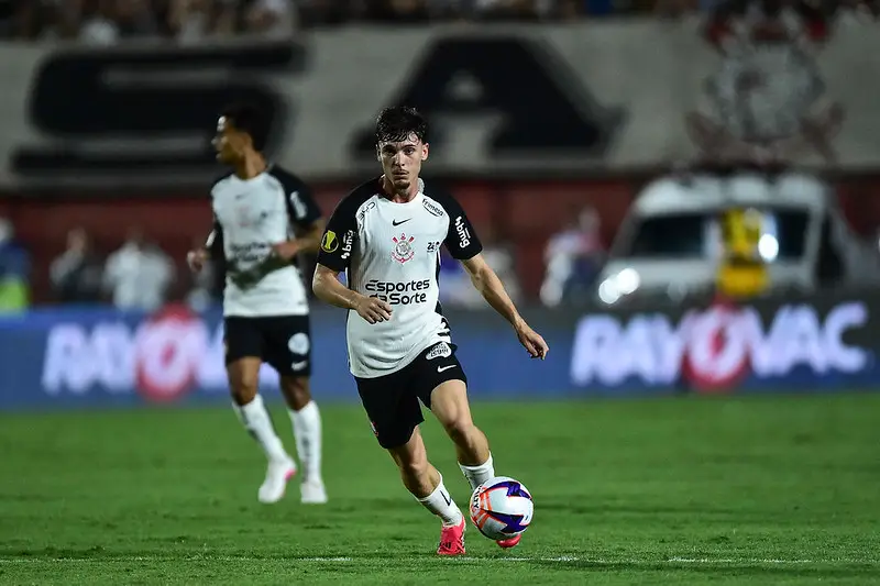 Jogos do Brasileirão têm apenas metade do tempo de bola rolando, mostra levantamento