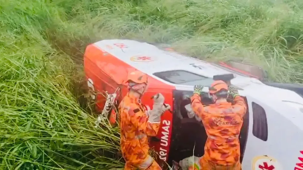 Ambulância do Samu capota a caminho de hospital no Ceará