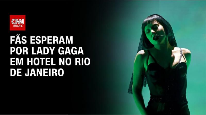 Fãs de Lady Gaga se reúnem em hotel antes do seu megashow no sábado
