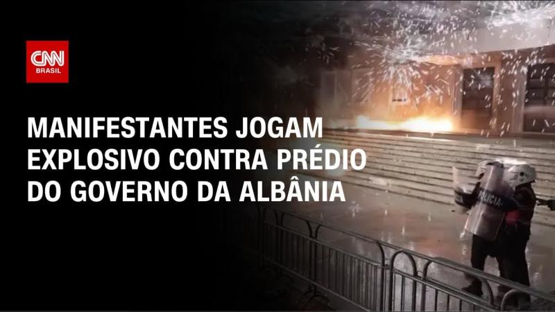 Manifestantes jogam explosivos contra prédio do governo da Albânia