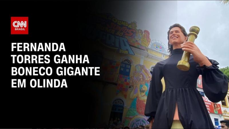 Fernanda Torres ganha boneco gigante em Olinda 