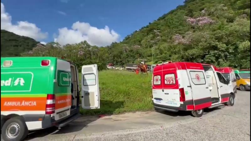 Ônibus que levava adolescentes ao Beto Carrero sofre acidente na SC-418