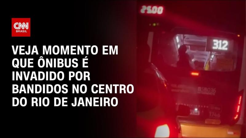 Criminosos rendem passageiros de ônibus no centro do Rio de Janeiro 